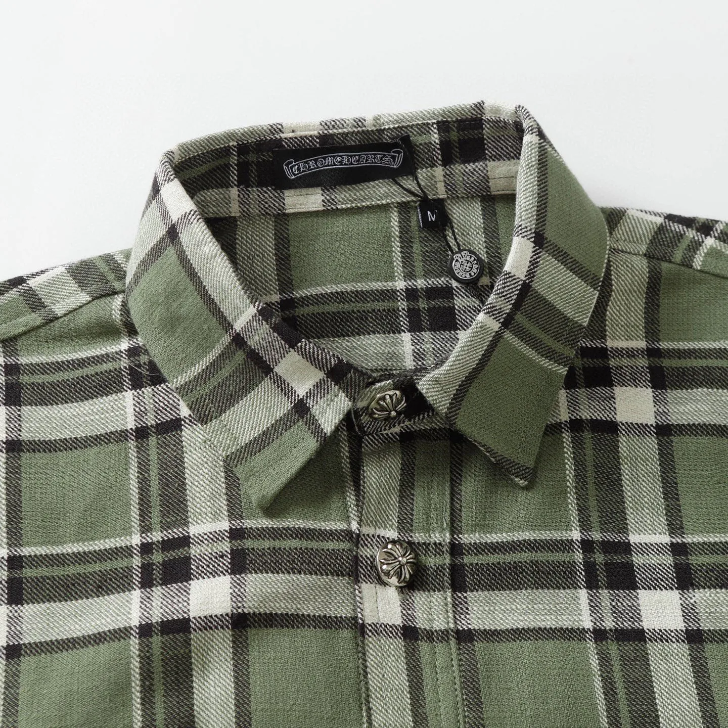 🅿️380 ch|24fw Crow Heart New Striped Plaid Splicing Silver Button Cardigan Shirt Process description: The fabric is made of custom-woven and custom-dyed wool blended fabric. The fabric contains wool components and has a very good texture. All the plaids are counter-position stitching. Every size and every plaid splicing is counter-position. It not only consumes fabric but also takes time. The details are very delicate. The sleeve logo printing uses special pulping. The characteristic of the printing process is the use of high-performance glue for printing, which creates a sense of layering on the printed pattern. The accessories of the new yb mold are used. Buttons and pocket silver jewelry are custom-developed using silver-plated foti materials. The cuffs are made with buttons and snaps that are consistent with yb and are designed with loose fit. The oversized version is truly restored. Color: blue/green/red. Size: S-XL.